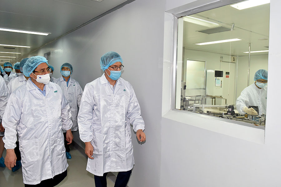 Prime Minister Pham Minh Chinh at the Vaccine and Biological Production Company No. 1 (Photo: VNA)